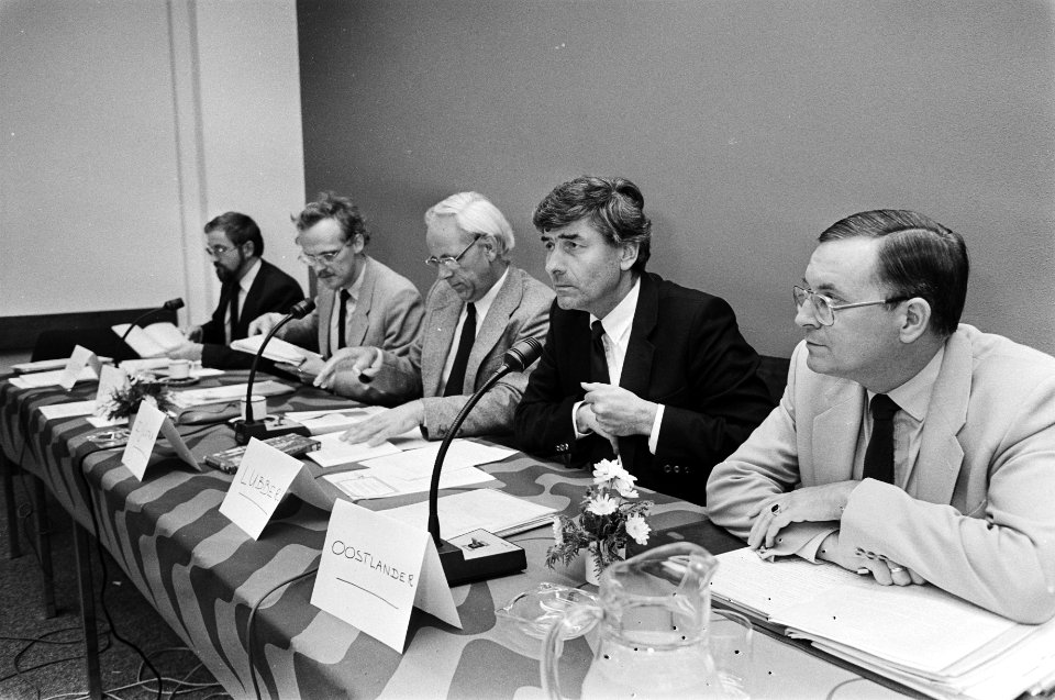Premier Lubbers (m), dhr. Oostlander (r), Bestanddeelnr 932-6963