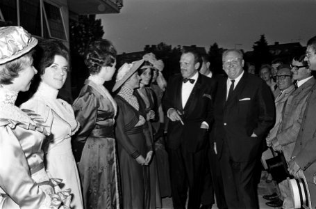 Premiere in bioscoop Du Midi van de film Knotsgekke kerels in hun vliegende kra, Bestanddeelnr 917-9685