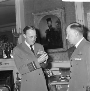 Prins Bernhard ontvangt gouden vliegersinsigne van Luitenant-Generaal A.B. Wolff, Bestanddeelnr 919-1021