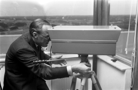 Prins Bernhard opent gebouw laboratorium RVO-TNO Prins Bernhard bij apparaat om , Bestanddeelnr 921-9850