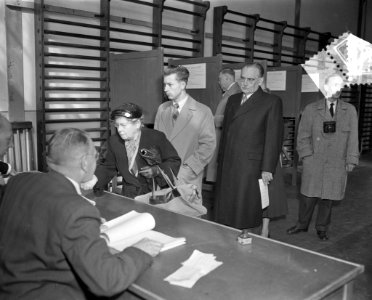Premier Drees bij het stembureau in Den Haag, Bestanddeelnr 907-8231