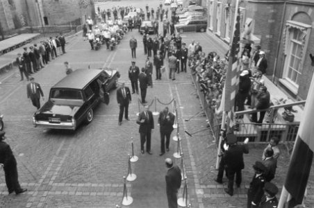 Premier Lubbers begroet president Bush op het Binnenhof, Bestanddeelnr 934-4833