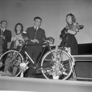 Premiere fietsen naar de maan in Rialto. Jef van der Heyden en Ingeborg Elzevier, Bestanddeelnr 914-7476