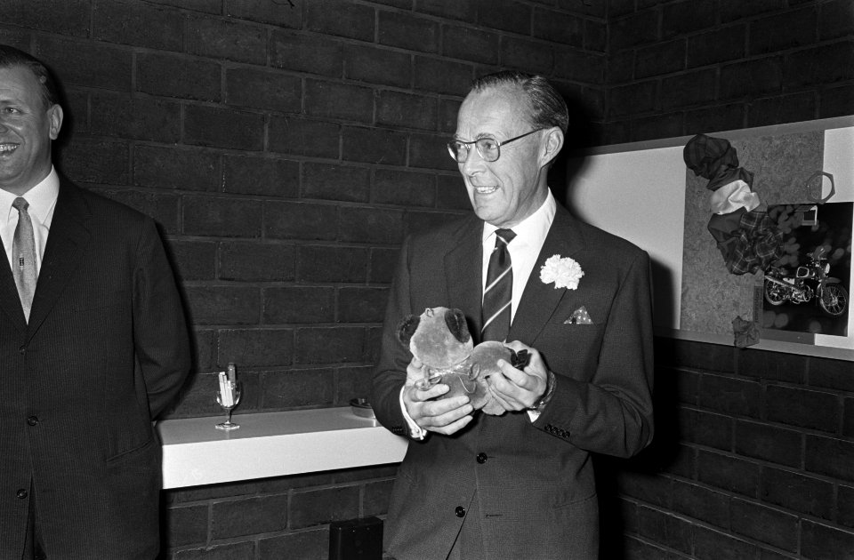 Prins Bernhard opende Confectiecentrum Amsterdam. Prins Bernhard tijdens rondgan, Bestanddeelnr 921-2014