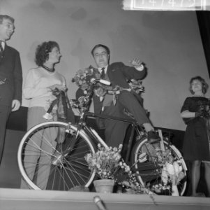 Premiere fietsen naar de maan in Rialto. Jef van der Heyden op fiets, Bestanddeelnr 914-7475