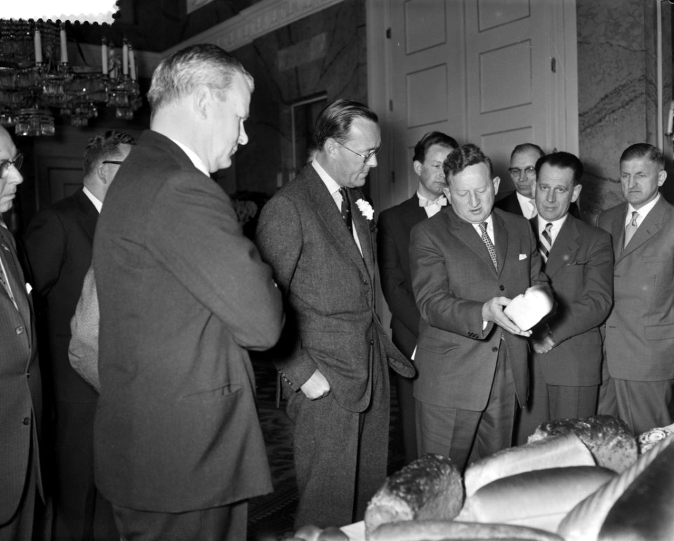 Prins Bernhard ontvangt een Vader Abraham van de Zwolse bakkerscursistenvereni, Bestanddeelnr 910-3399