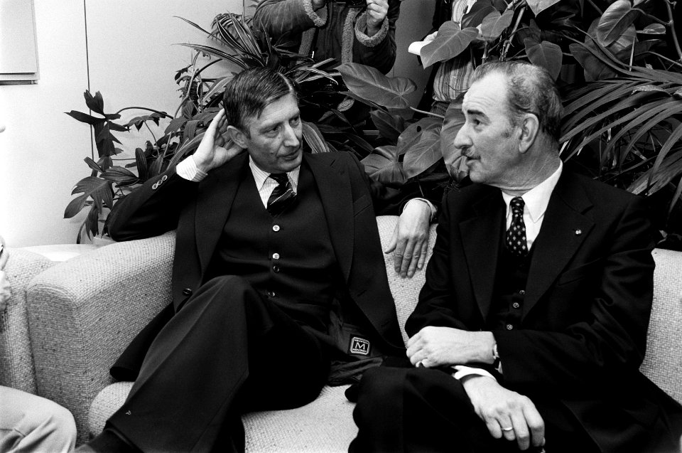 Premier van Agt (l) en minister Van der Klaauw (Buitenlandse Zaken) op Schiphol, Bestanddeelnr 930-5756