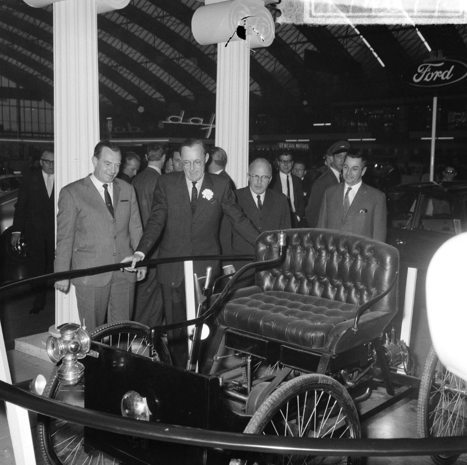 Prins Bernhard op de RAI, de Prins bij de Ford stand, Bestanddeelnr 917-4677