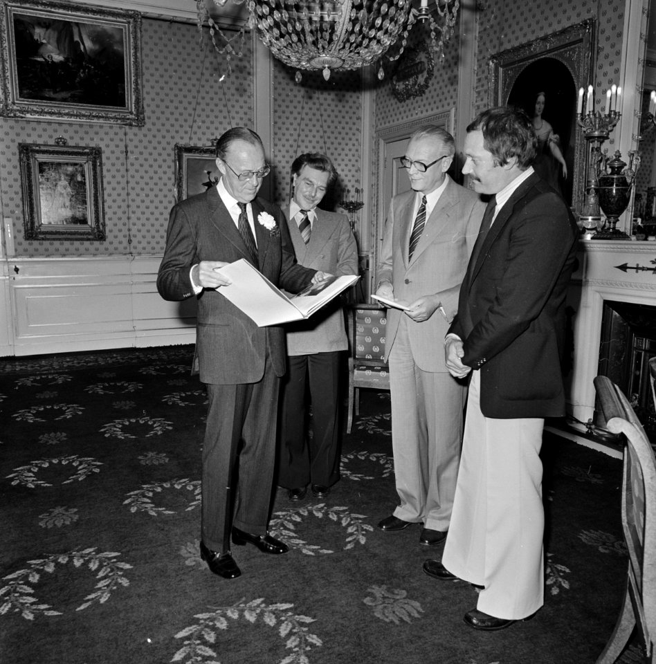 Prins Bernhard ontvangt boek Leven onder water in kader WNF-actie en schrijver, Bestanddeelnr 929-9133
