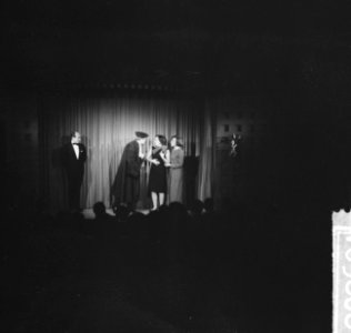 Premiere van de 9e Tingel-Tangel-Cabaret van Sito Hoving tijdens de sketch over , Bestanddeelnr 916-9808