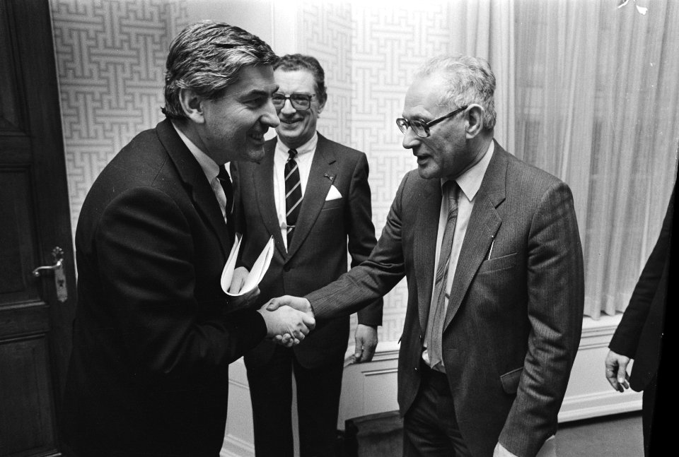 Premier Lubbers en minister Brinkman bij Anne Frank Stichting n.a.v. de uitlatin, Bestanddeelnr 933-1710