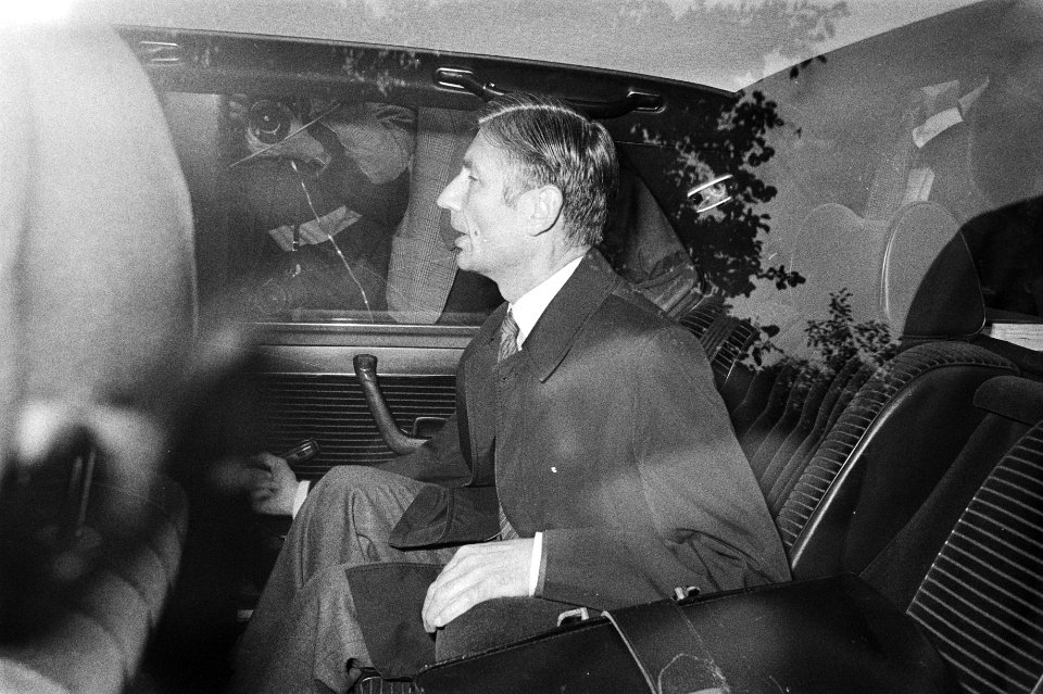 Premier Van Agt (CDA) in zijn auto na zijn bezoek aan de koningin, Bestanddeelnr 931-7442