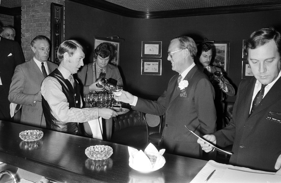 Prins Bernhard in de Engelse pub van het hotel, Bestanddeelnr 924-4283