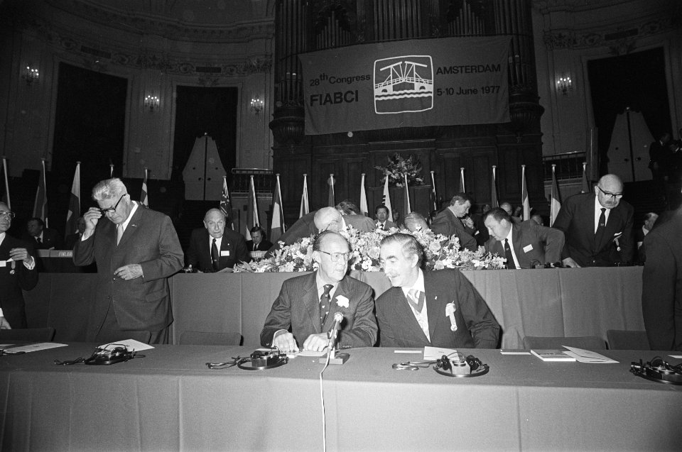 Prins Bernhard opent 28e FIABCI-wereldcongres in Amsterdam Bernhard in gesprek m, Bestanddeelnr 929-2124