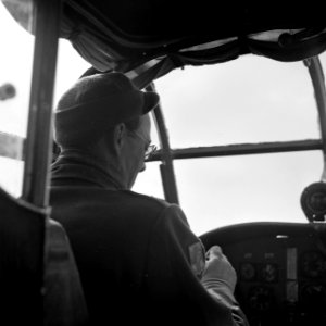 Prins Bernhard in de cockpit van een vliegtuig, Bestanddeelnr 255-8000