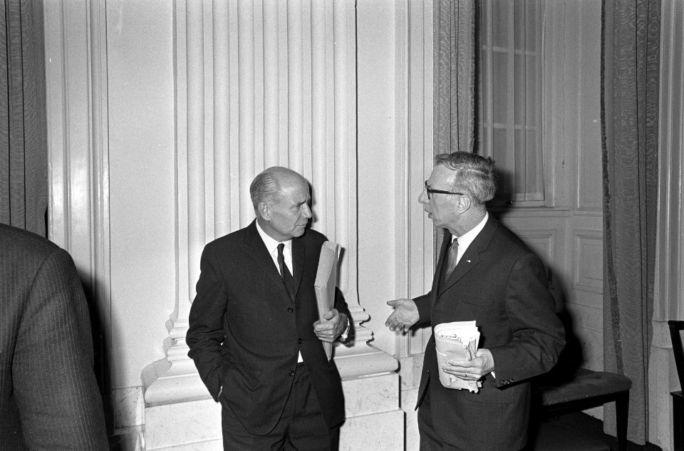 Premier Dr. J. (Jelle) Zijlstra (ARP) onderhoudt zich met fractieleider Drs. G.M, Bestanddeelnr 919-8382