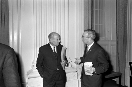 Premier Dr. J. (Jelle) Zijlstra (ARP) onderhoudt zich met fractieleider Drs. G.M, Bestanddeelnr 919-8382