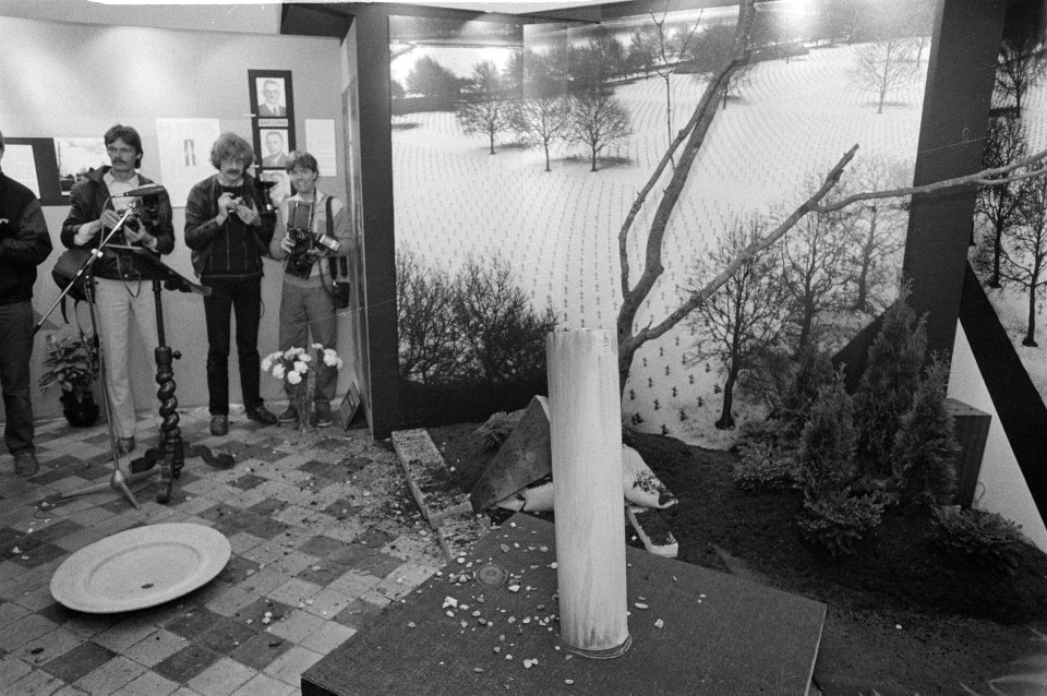 Prins Bernhard ontsnapt aan gasontploffing na opening de tentoonstelling Vrijhe, Bestanddeelnr 933-2927