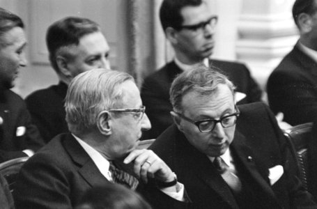 Premier Jelle Zijlstra (ARP) in gesprek met de heer Dr. J.E. (Jan) de Quay (KVP), Bestanddeelnr 919-8367