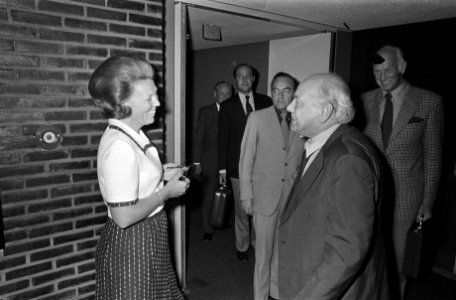 Premier Den Uyl vertrekt met echtgenote van Schiphol naar Nederlandse Antillen ,, Bestanddeelnr 927-3863
