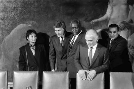 Premier Lubbers, president Arap Moi (Kenia), Koning Hussein (jordanië) en presid, Bestanddeelnr 934-4193