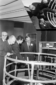 Prins Bernhard opende tentoonstelling Werken met Atomen te Utrecht, de prins bij, Bestanddeelnr 918-8377