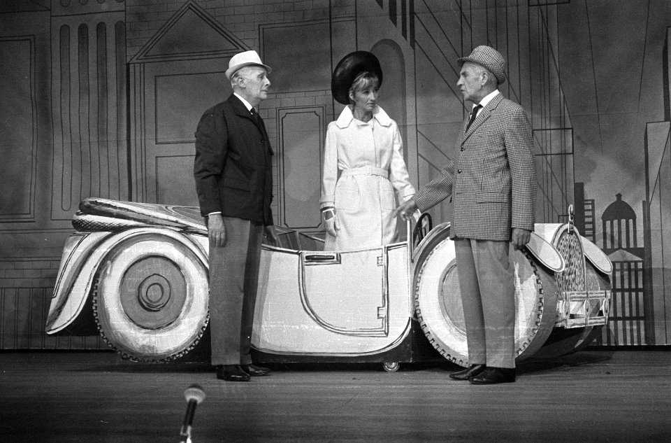 Premiere Snip en Snap Revue te Hilversum. Willy Walden , Piet Muyzelaar autoscen, Bestanddeelnr 920-5020