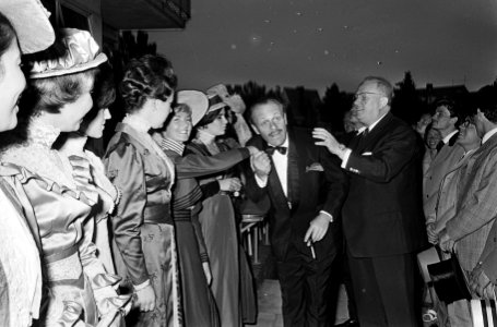 Premiere in bioscoop Du Midi van de film Knotsgekke kerels in hun vliegende kra, Bestanddeelnr 917-9684