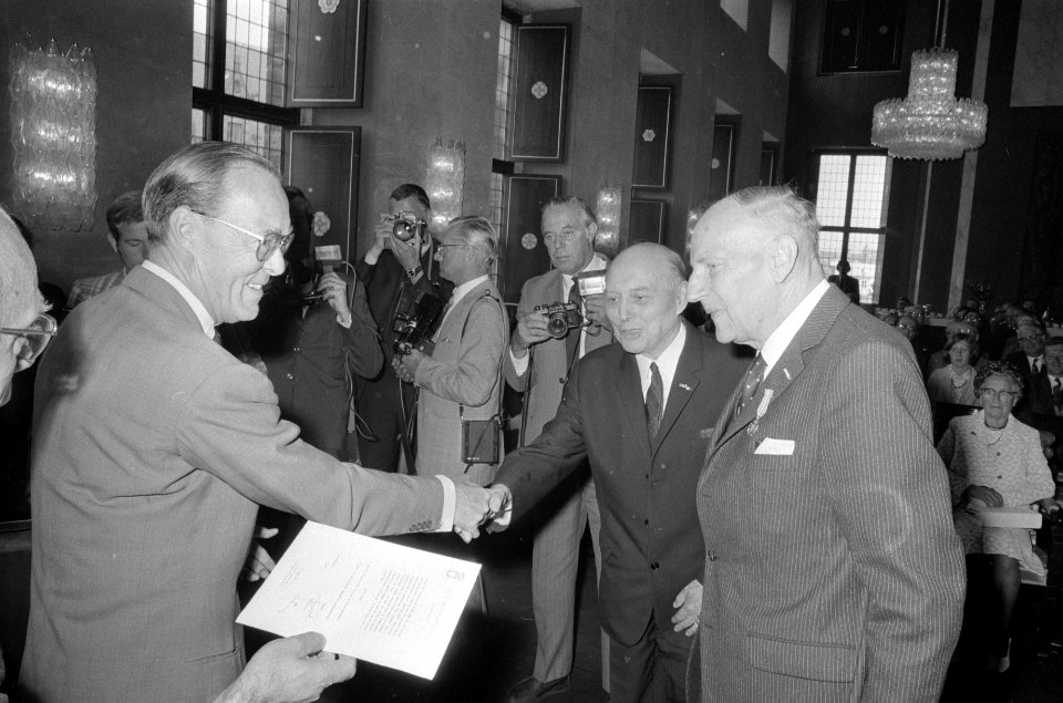 Prins Bernhard (l) feliciteert ex-premier prof. dr. W. Schermerhorn, rechts Jaco, Bestanddeelnr 924-6764
