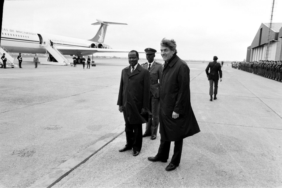 Premier Lubbers met president Chissano van Mozambique op vliegveld Zestienhoven, Bestanddeelnr 934-4202