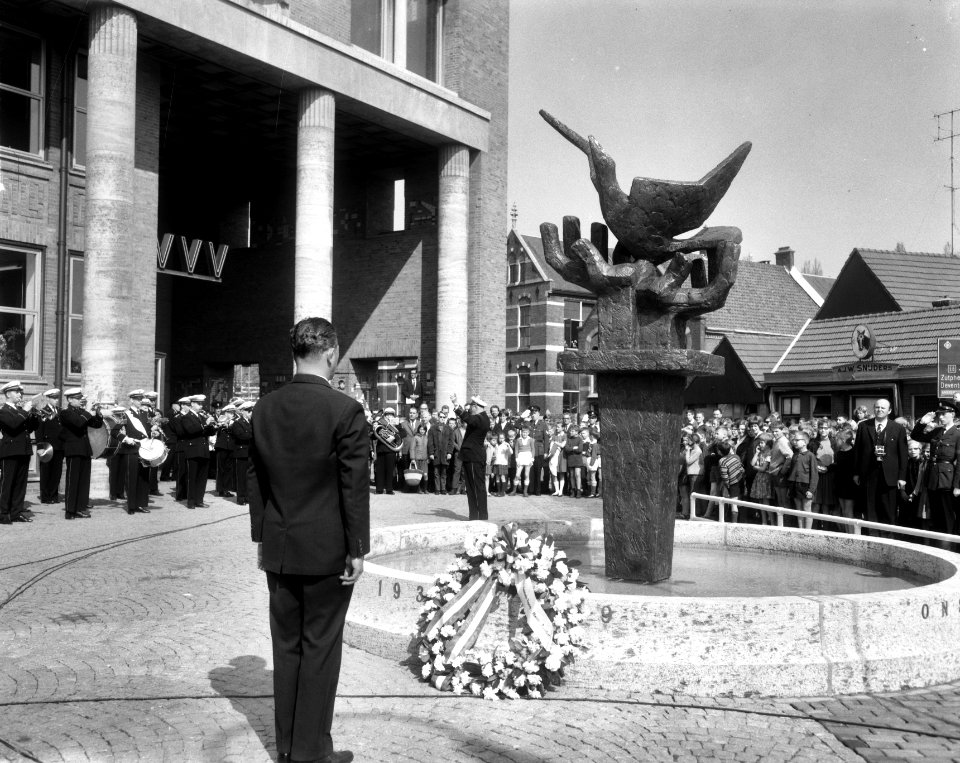 Premier Marijnen onthult het Bevrijdingsmonument te Hengelo, Bestanddeelnr 917-6061