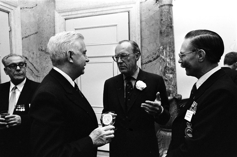 Prins Bernhard ontvangt oud-strijders 617-de squadron RAF Dambusters op Soestd, Bestanddeelnr 928-7978