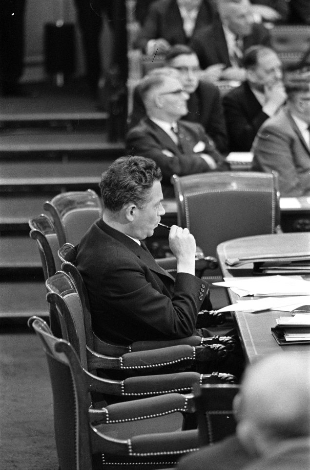 Premier Marijnen achter de regeringstafel, Bestanddeelnr 916-3034