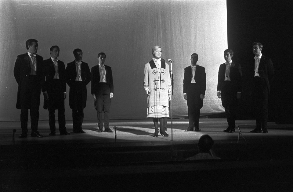 Premiere Snip en Snap Revue te Hilversum. Mieke Bos, Bestanddeelnr 920-5016