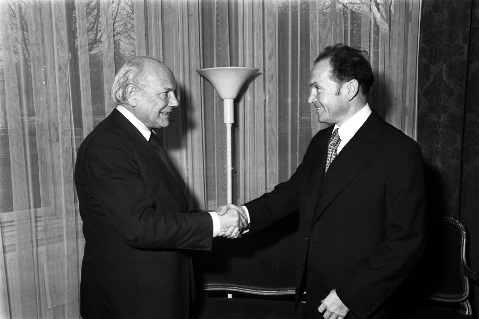 Premier Den Uyl ontvangt minister Buitenlandse Zaken van DDR, Oskar Fischer be, Bestanddeelnr 928-9933