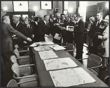 Prins Bernhard opende in Wageningen de gerestaureerde capitulatiezaal van het vo, Bestanddeelnr 32007 021