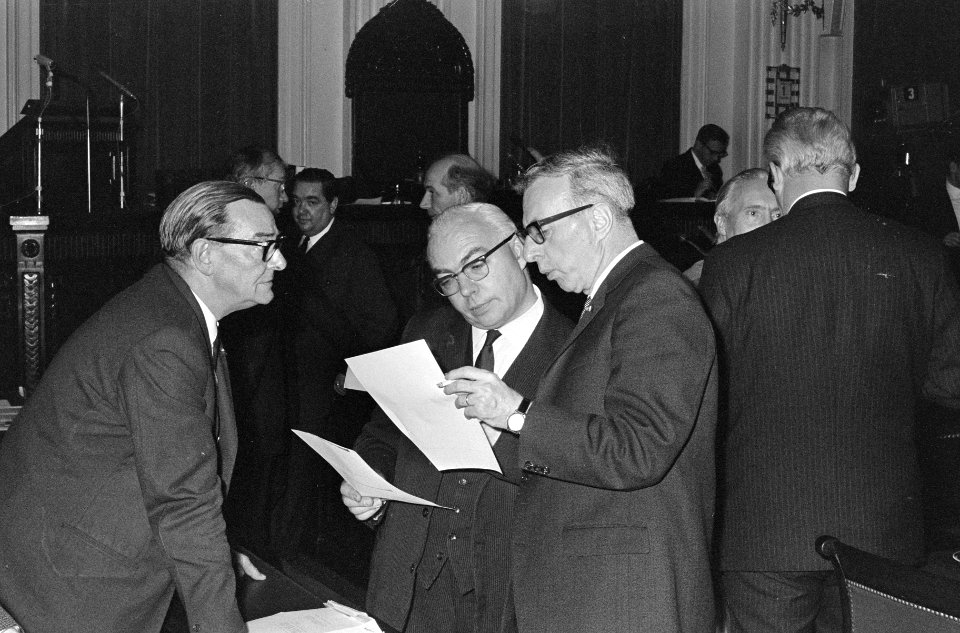 Premier Dr. J. (Jelle) Zijlstra (ARP) en minister Dr. G.M.J. (Gerard) Veldkamp (, Bestanddeelnr 919-8381