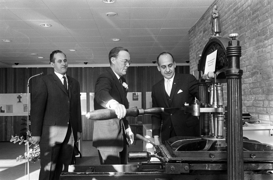 Prins Bernhard opende grafische fabriek te Haarlem, geassisteerd door de heer He, Bestanddeelnr 919-9479