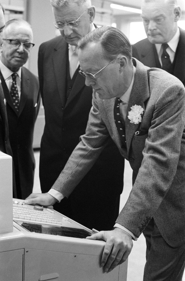 Prins Bernhard opent complex van PIT in Eindhoven Prins tijdens rondgang, Bestanddeelnr 913-4360