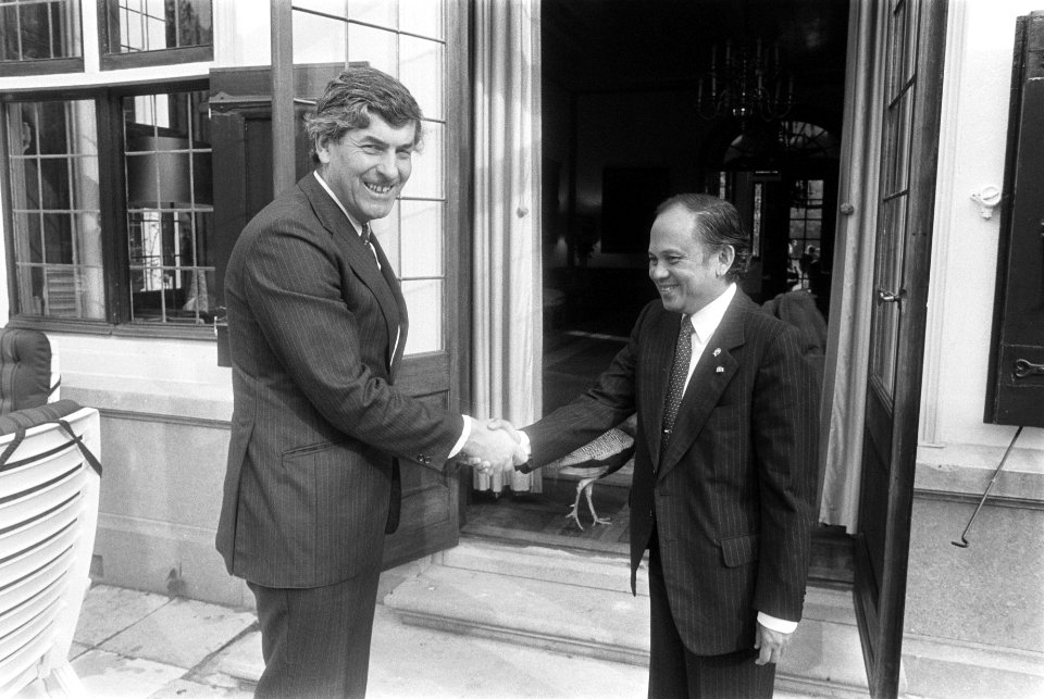 Premier Lubbers schudt de hand van minister Habibie, Bestanddeelnr 932-6152