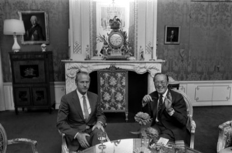 Prins Bernhard ontvangt zeezeiler Thor Heyerdahl op Huis ten Bosch , Den Haag , , Bestanddeelnr 923-8191