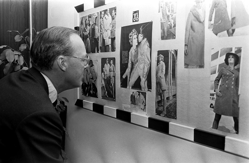 Prins Bernhard opende Confectiecentrum Amsterdam. De prins bekijkt mode-fotos ti, Bestanddeelnr 921-2011