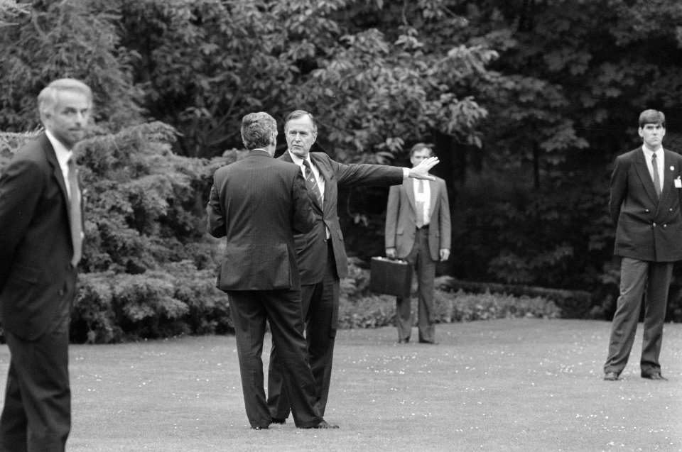 Premier Lubbers en President Bush in de tuin van het Catshuis, omringd door veil, Bestanddeelnr 934-4837