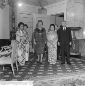 Premier Ikeda van Japan op Soestdijk, v.l.n.r. mejuffrouw Ikeda, mevrouw Miyazak, Bestanddeelnr 914-5319