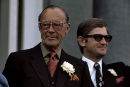 Prins Bernhard (links) en Pieter van Vollenhoven, Bestanddeelnr 254-9846