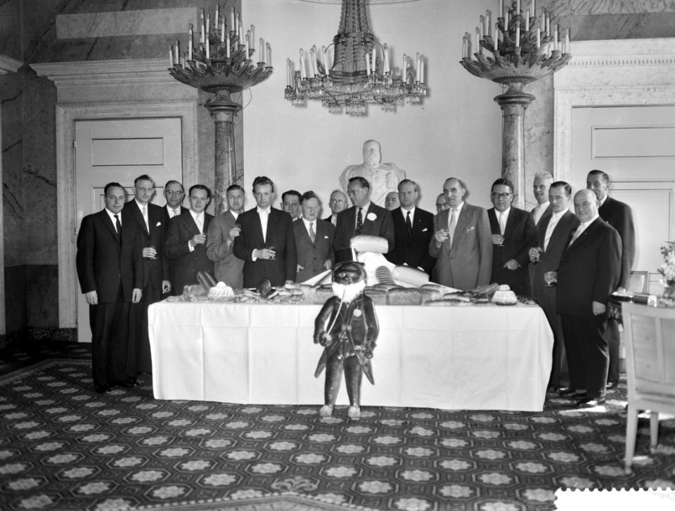 Prins Bernhard ontvangt een Vader Abraham van de Zwolse bakkerscursistenvereni, Bestanddeelnr 910-3402
