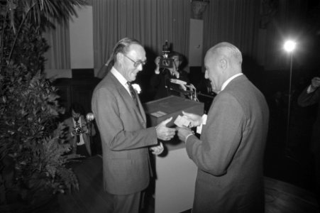 Prins Bernhard ontvangt cheque voor actie Borobudur in Instituut voor Tropen Ams, Bestanddeelnr 925-1012