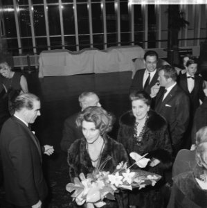 Premiere Nederlandse film 10.32 in Lumiere te Rotterdam, aankomst actrice Lind, Bestanddeelnr 918-7250