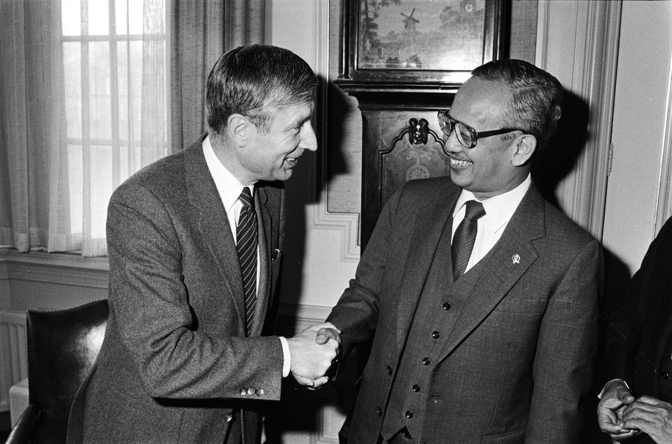 Premier Van Agt (l.) ontvangt de Indonesische minister van BuZa professor dr. Mo, Bestanddeelnr 932-0208