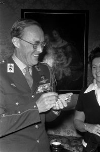 Prins Bernhard ontvangt ballpen (vervaardigd metaaldelen raket) op Huis ten Bosc, Bestanddeelnr 921-8727